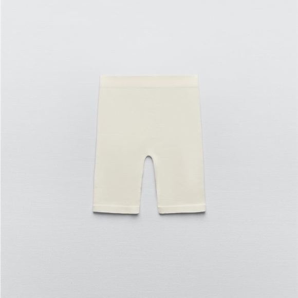 Zara Set - Ecru Round Neck Sweatshirt w/ Arm Holes & Seamless Bike Shorts - Picture 15 of 17